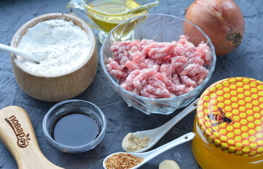 1. Этап. Котлеты по-корейски: Подготовьте все ингредиенты.