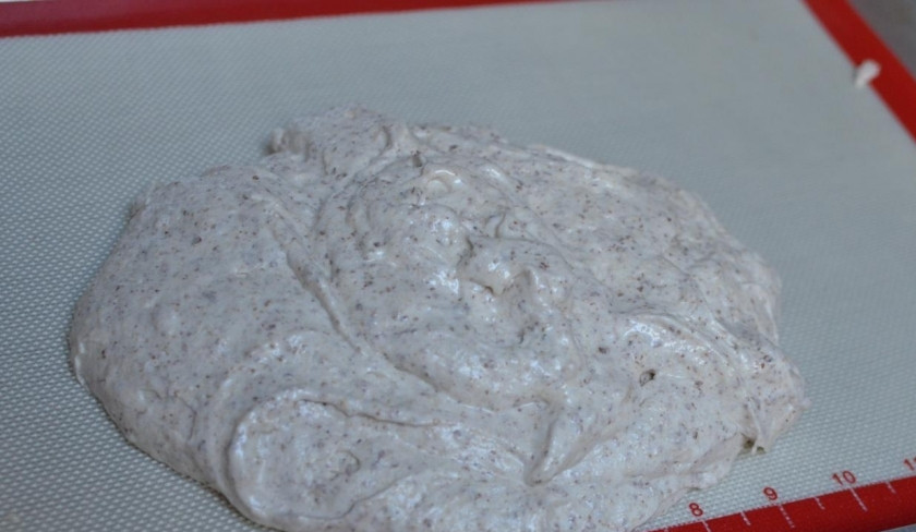 1. Этап. Малиновый торт: Разложить тесто на лист пергамента тонким слоем и выпекать пр и180 градусах 15 минут.