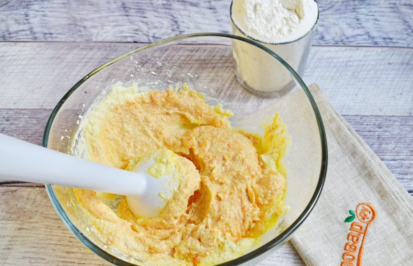 1. Этап. Тыквенные ленивые вареники: Творог, тыкву, сахар, яйцо соедините в миске, пробейте блендером до однородности.