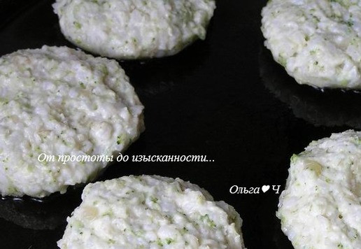 1. Этап. Рисовые котлеты с брокколи: Из полученной массы влажными руками сформируйте котлетки и обжарьте на растительном масле.