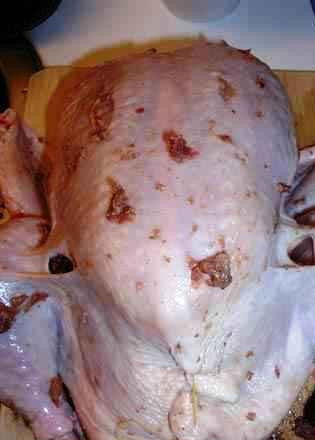 1. Этап. Лаванги: Теперь фаршируем курицу получившейся массой. Курицу моем и разрезаем пополам, кладем внутрь около 80% нашей начинки, зашиваем нитками. Оставшейся начинкой смазываем курицу снаружи, а также делаем несколько неглубоких надрезов в филейных частях и вставляем туда немножко нашей каши.