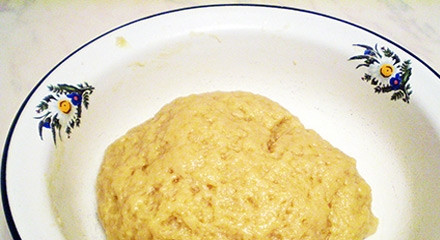 1. Этап. Песочный пирог с творожной начинкой: Снова хорошенько вымешиваем тесто.