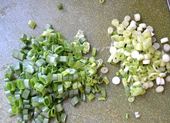 1. Этап. Фриттата с ветчиной и картофелем: 2. Промойте и нарежьте зеленый лук.
