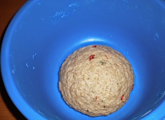 1. Этап. Ароматный хлеб: Тесто в миске накройте полотенцем и отставьте на час, пускай подходит.