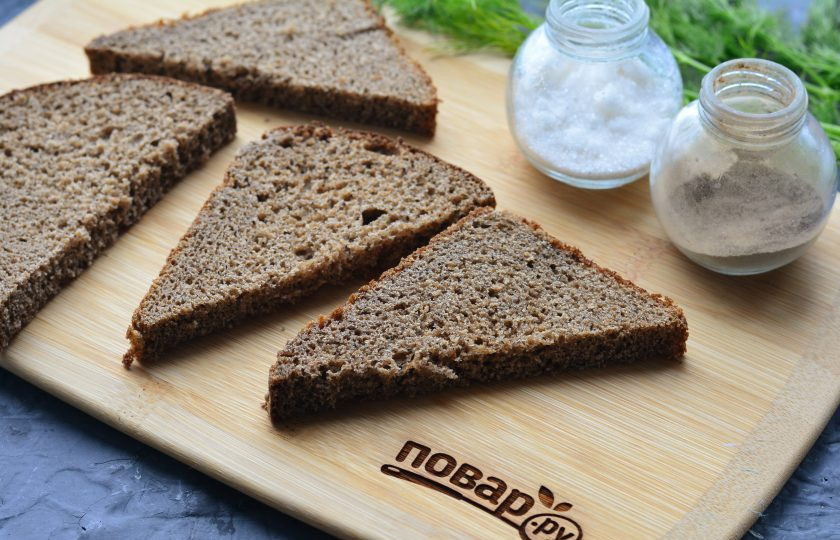 1. Этап. Бутерброды с молоками сельди: Нарежьте черный хлеб ломтиками.