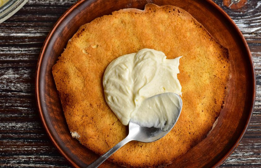 1. Этап. Медовик с бананом и киви: Промажьте остывший корж сметанным кремом.