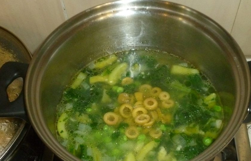 1. Этап. Суп с горошком, пшеном и оливками: Налейте в кастрюлю 1 л кипятка. Доведите суп до кипения, затем убавьте огонь и варите 10 минут. Посолите и поперчите. В конце приготовления добавьте оливки, пшено и горошек.