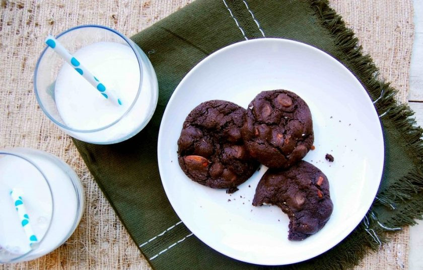 1. Этап. Печенье Двойной шоколад с миндалём: 4. Выпекайте печенье при 190 градусах в духовке в течение 13-15 минут. Приятного чаепития!