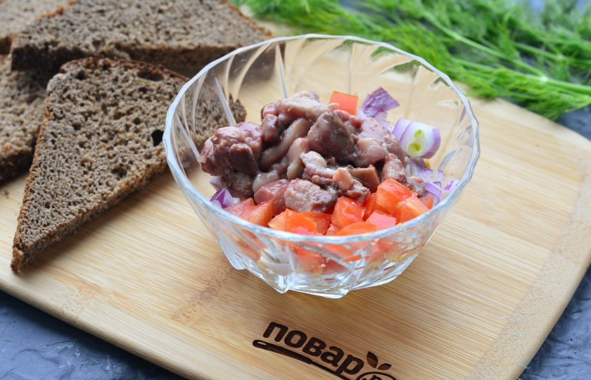 1. Этап. Бутерброды с молоками сельди: Нарежьте кубиками помидоры и небольшими кусочками молоки соленой сельди. Перемешайте, по вкусу поперчите. Если молоки не сильно соленые, добавьте соль по вкусу.