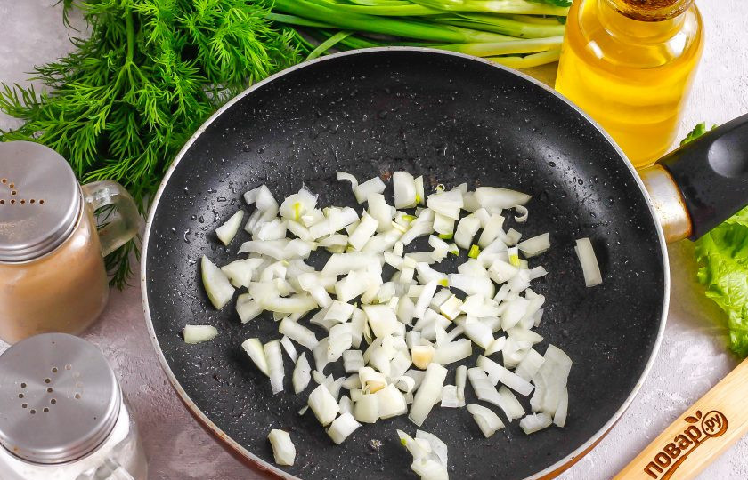 1. Этап. Горчичный суп: Очистите репчатый лук и промойте его, нарежьте мелкими кубиками. Отпассеруйте луковую нарезку до румяности примерно 2-3 минуты на растительном масле в сковороде.