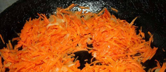 1. Этап. Бешбармак из сельди: Теперь разогрейте на сковороде растительное масло и обжарьте лук с морковью. Затем добавьте томатную пасту и специи по вкусу, все перемешайте.