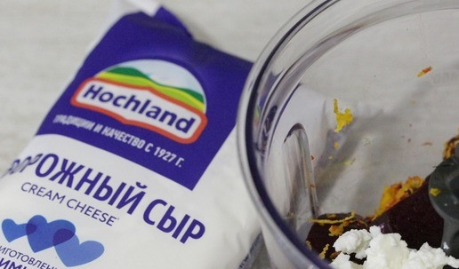 1. Этап. Куриный шницель на свекольном креме: Туда же добавить творожный сыр (у меня ТМ Хохланд в рукаве).