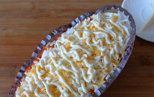 1. Этап. Салат Манон: Далее кладём тёртые яйца, и снова - майонез.