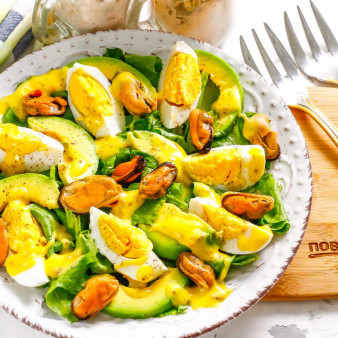 Салат с мидиями и авокадо