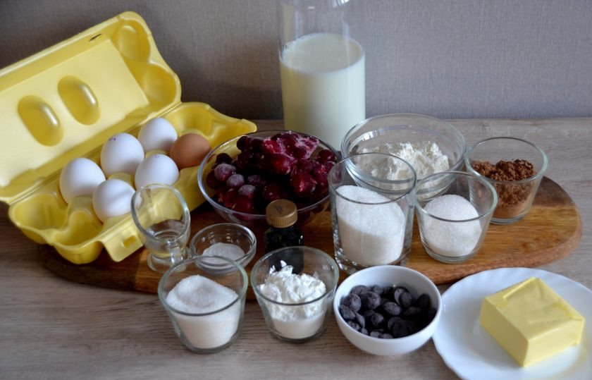 1. Этап. Торт Полено с вишней: Подготовьте ингредиенты.