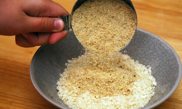 1. Этап. Жаренные сырные палочки Моцареллы: 2. Подготовьте панировку.