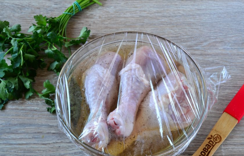 1. Этап. Куриные ножки в пивном рассоле: Затяните миску пищевой пленкой и отправьте в холодильник на 3-4 часа.