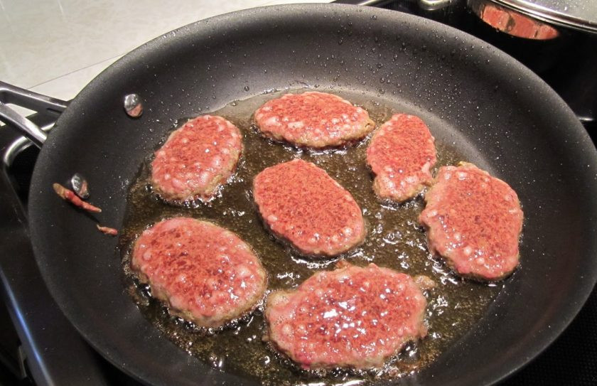 1. Этап. Печеночные оладьи (классический рецепт): 2. Разогрейте сковороду с растительным маслом, выложите по 2-3 столовые ложки теста.