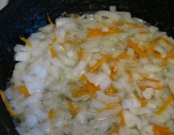 1. Этап. Капуста в чугунке: Лук и морковь можно добавить к обжаренному мясу, а можно не терять времени и параллельно с мясом обжарить на сковороде.