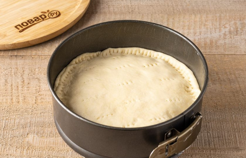 1. Этап. Вегетарианский пирог с нори: Сверху накройте второй раскатанной частью. Защипните края. Наколите вилкой тесто. Выпекайте пирог 30 минут при температуре 185 градусов в духовке.