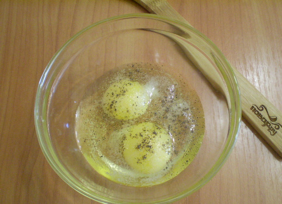 1. Этап. Жареный лаваш с начинкой: Яйца взболтайте с солью и специями для кляра.