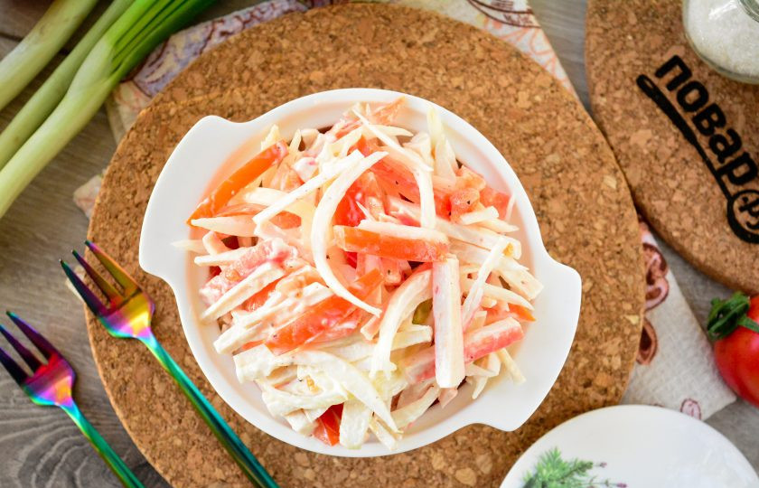 1. Этап. Салат Белое и красное: Салату дайте настояться в холодильнике 15-20 минут. За это время и лук промаринуется на фоне сочных томатов и майонеза. Готовое блюдо подавайте к столу.