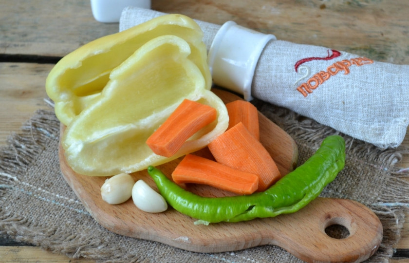 1. Этап. Аджика с морковью и помидорами: Сладкий и острый перец очистите от семян и промойте под проточной водой. Морковь и чеснок очистите и также промойте.