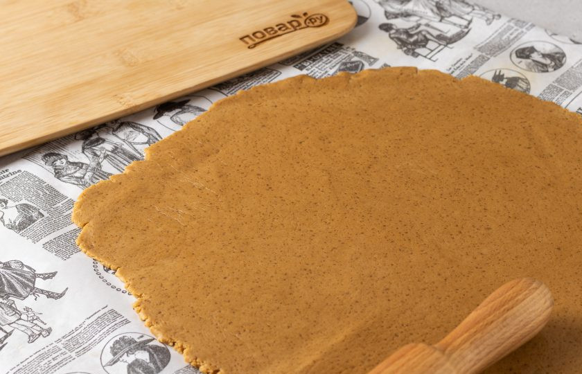 1. Этап. Имбирное печенье на год Кролика: На пергаментной бумаге раскатайте тесто толщиной около 5 мм. Накройте его пленкой и уберите в холодильник на 1 час.