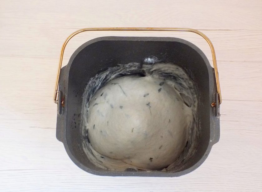 1. Этап. Фокачча в хлебопечке: По окончании процесса, теста имеет воздушную, липкую консистенцию.