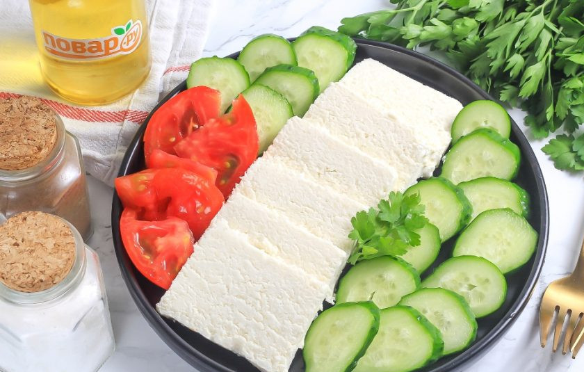 1. Этап. Домашняя брынза из творога: Затем аккуратно извлеките брынзу из емкости и нарежьте ломтиками. Подайте со свежими овощами, зеленью, маслинами, оливками и т.д.