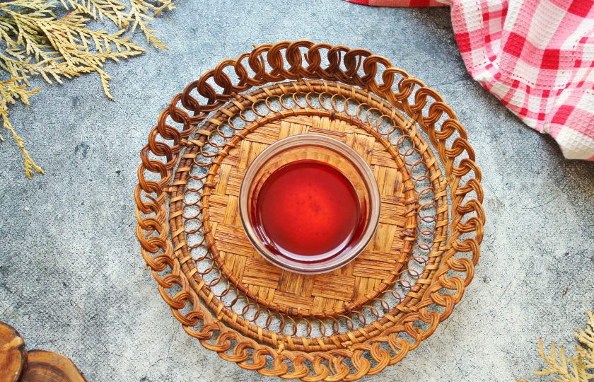 1. Этап. Рулет Красный бархат: В другой миске смешайте кефир, растительное масло и красный краситель.