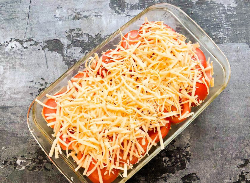 1. Этап. Запеканка с курицей и помидорами: Полейте все сливками и посыпьте тертым сыром. Отправьте форму в предварительно разогретую духовку до 180 градусов на 30 минут.