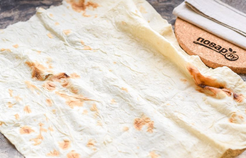 1. Этап. Рулет из лаваша с клубникой и творогом: Разложите на рабочей поверхности лаваш.