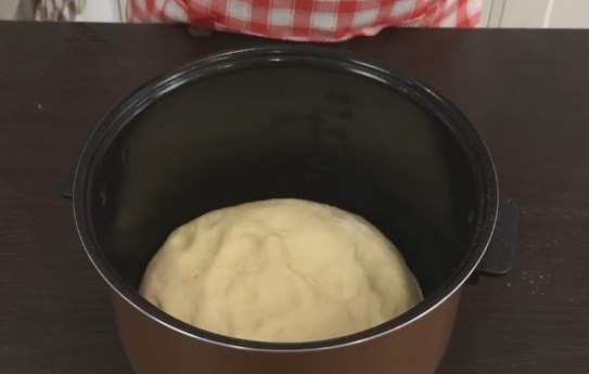 1. Этап. Очень вкусный домашний хлеб на кислом молоке: 7. Чтобы тесто настоялось и поднялось, переложите его в чашу мультиварки, предварительно смазав ее дно маслом или присыпав мукой. Выставьте температуру 35 градусов и время 30 минут.