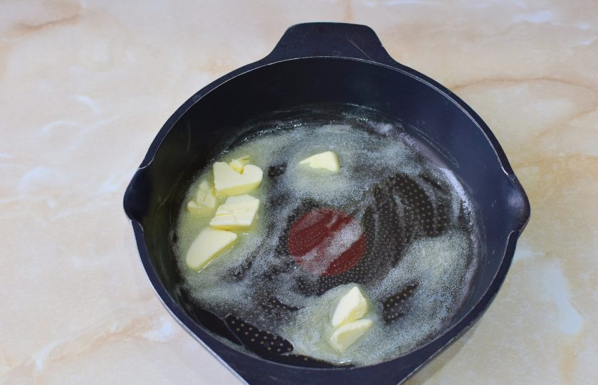 1. Этап. Соус Робер: В горячей сковороде растопите сливочное масло.