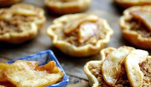 1. Этап. Корзинки с яблочной начинкой: 8. Выложите 1-2 ломтика яблока на корзинки, по желанию дополните мороженым, подавайте к столу. Приятного аппетита!