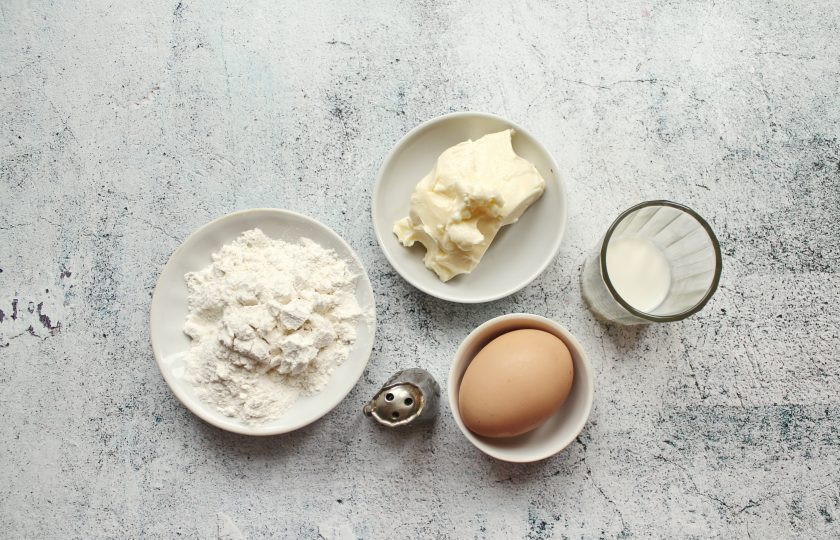 1. Этап. Песочно-слоеное тесто: Подготовьте все необходимые ингредиенты для приготовления песочно-слоеного теста. Масло достаньте заранее, чтобы стало мягким.