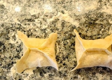 1. Этап. Манты из тыквы: Тщательно прижимаем края лепешки, чтобы манты при варке не развалились и весь сок остался внутри.