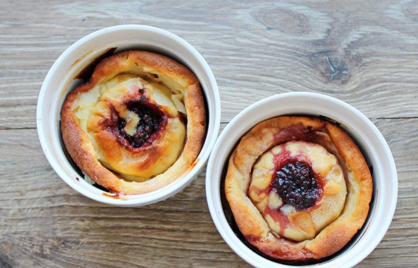 1. Этап. Яблоки запеченные по-киевски: Поставьте формы в духовку и запекайте при температуре 180 градусов в течение 25-30 минут. Яблоки и тесто должно стать золотистого цвета. Достаньте формы с яблоками из духовки, дайте остыть до теплого состояния и подавайте к столу.