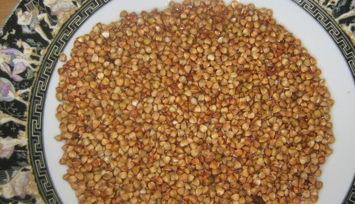 1. Этап. Суп со свининой на косточке: Добавляем в бульон картофель и промытую гречку. Также кладем соль, перец, перец горошком и лавровый лист. Перемешиваем и варим до полуготовности картофеля. Сразу же добавляем зажарку и продолджаем варить до готовности картофеля и гречневой крупы. Перед подачей на стол извлекаем свиную косточку, обрезаем из нее мясо и добавляем назад в суп. Настаиваем суп под крышкой 15 минут.