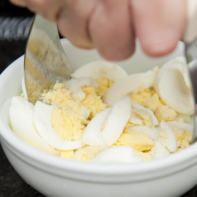 1. Этап. Салат со шпинатом и беконом: 4. Яйца отварите, очистите и измельчите. Одно яйцо разрежьте на 4-8 