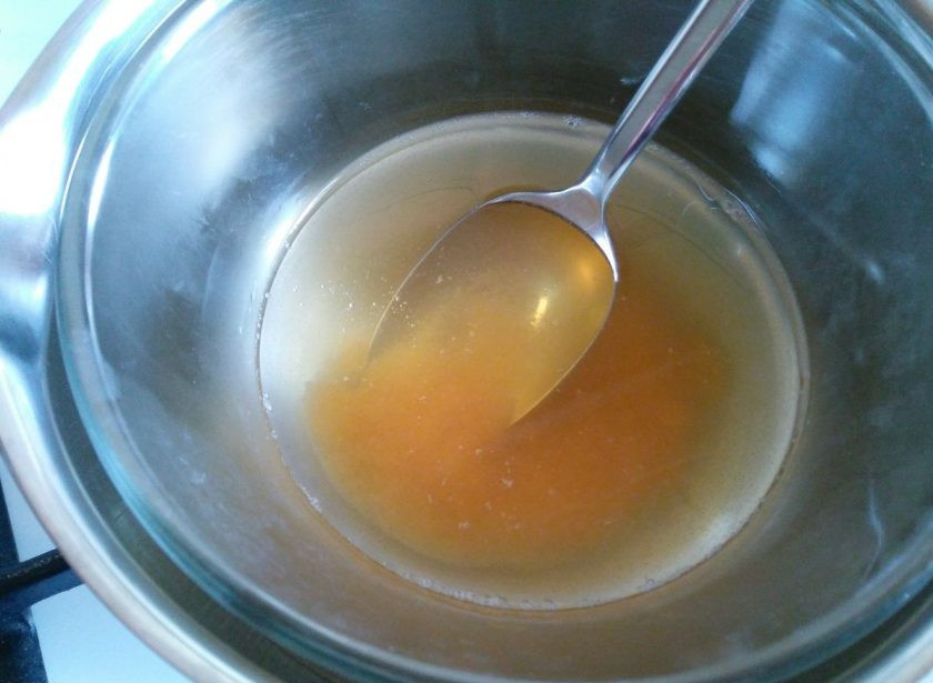 1. Этап. Заварное овсяное печенье: В термостойкую ёмкость выложите мёд и влейте воду, поместите смесь на водяную баню, нагревайте до растворения мёда, перемешивая массу ложкой.