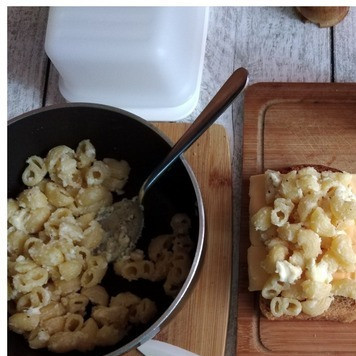 1. Этап. Сэндвич Сырные макароны: В горячие рожки вмешиваем 2 треугольника сливочного плавленного сыра HOCHLAND. Сыр отлично вмешается и расплавится в горячих рожках. По желанию поперчите по вкусу. На 2 ломтика пшеничного хлеба в нарезке выкладываем пластины сыра HOCHLAND с любым вкусом. Поверх их выкладываем сырные рожки так, чтобы они не сползали с хлеба. Накрываем верх рожков ещё ломтиками хлеба с сыром в пластинах.