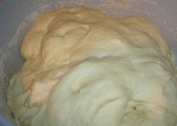 1. Этап. Пончики на простокваше: 5. Дайте тесту возможность подойти. Приблизительно через час сделайте мягкую обминку. Отставьте тесто, чтобы оно подошло еще раз.