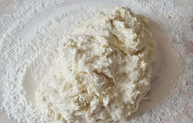 1. Этап. Пельмени куриные: Замешивать тесто, подсыпая еще муки, удобно на столе. Присыпьте поверхность мукой.