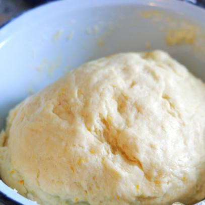 1. Этап. Кулич в формочках: Потихоньку добавляя муку, вымешиваем тесто, пока оно не начнёт отставать от руки.