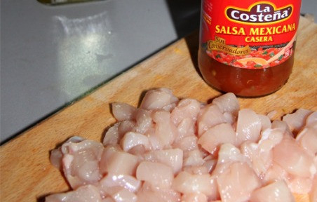 1. Этап. Штрудель с курицей и грибами: Курицу режем кусочками и замачиваем в соусе остром.