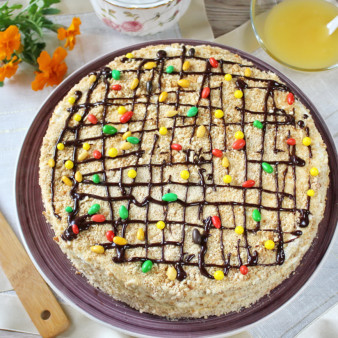 Медовик с вишней и сметанным кремом