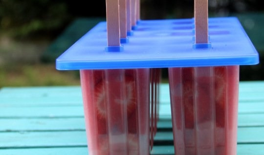 1. Этап. Ягодное мороженое: 4. Разлейте по формочкам и аккуратно вставьте палочки. Можно добавить по кусочку клубнички. Отправьте в морозилку на пару-тройку часов.