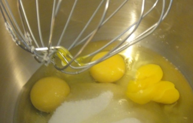 1. Этап. Быстрый бисквитный рулет: Яйца соединить с сахаром. Взбить в густую пену.